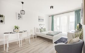 Modern Riverfront Apartment With Free Parking